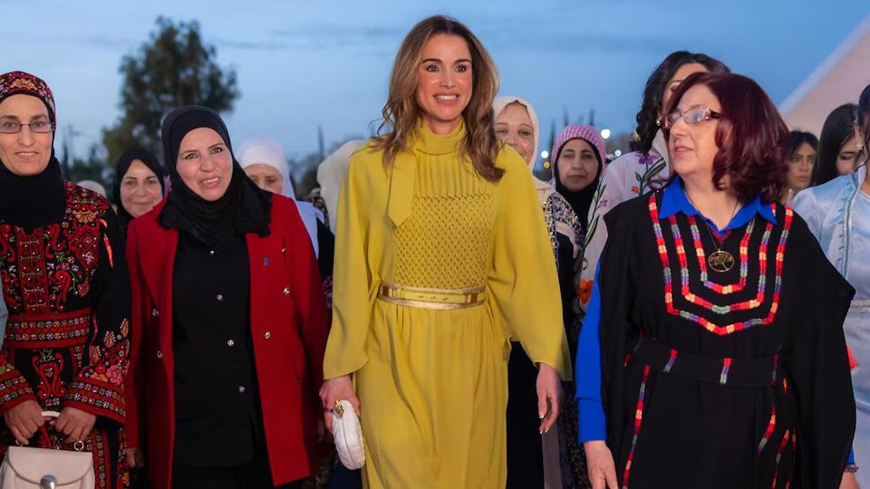 La reina de Jordania en el iftar en Madaba, en 2025