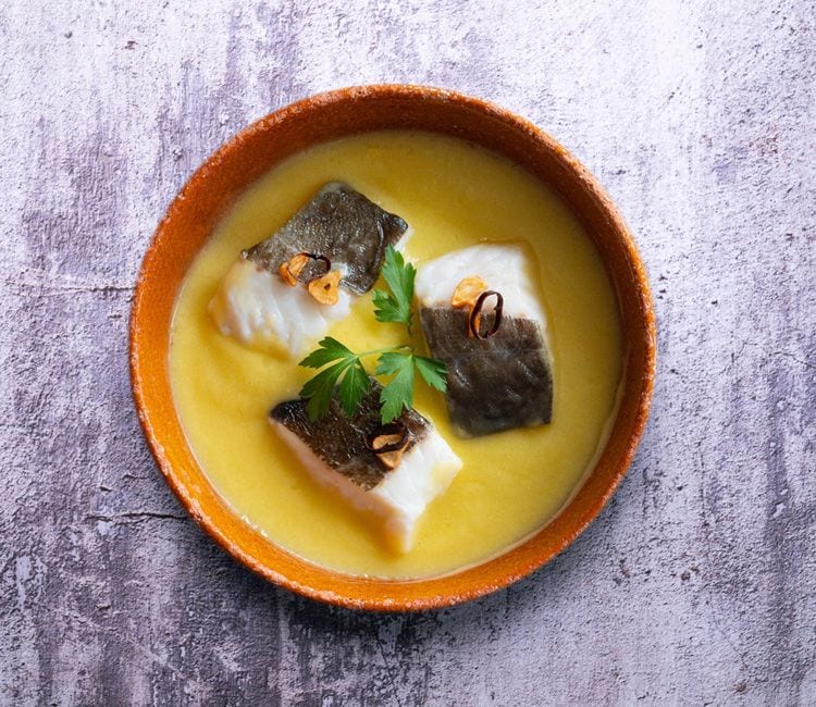 Cazuela de barro con bacalao al pil pil