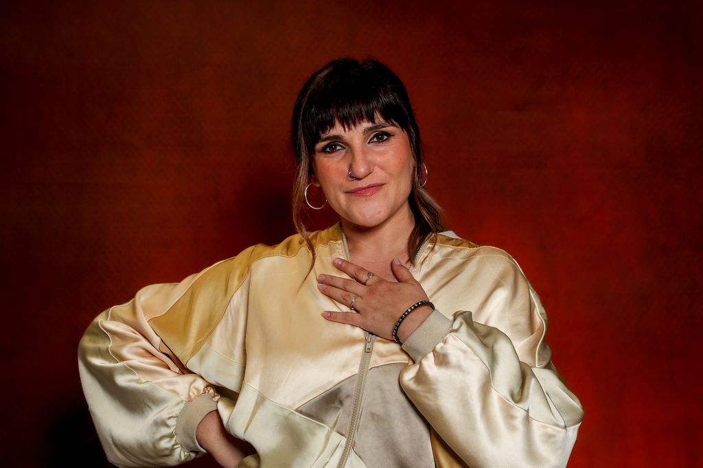 Plano medio de la cantante Rozalén con chaqueta satinada