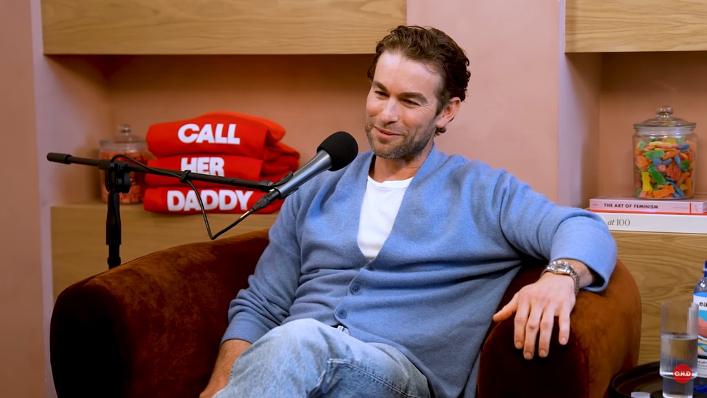Chace Crawford en el podcast de 'Call Her Daddy'.