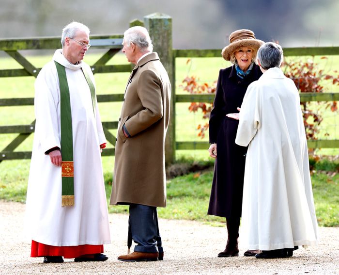 Carlos y Camilla hablan con los religiosos
