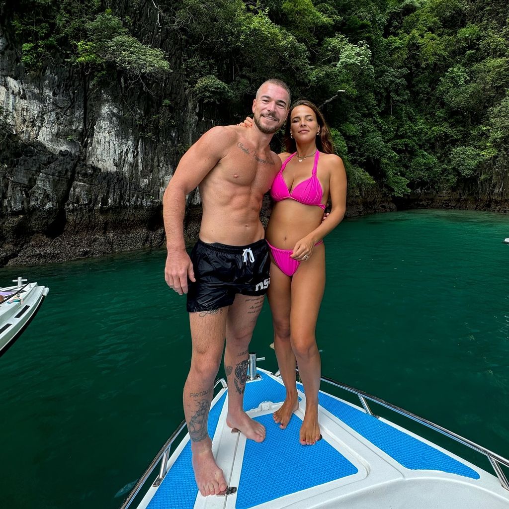 Plano entero de Marta Peñate y Tony Spina posando en un yate