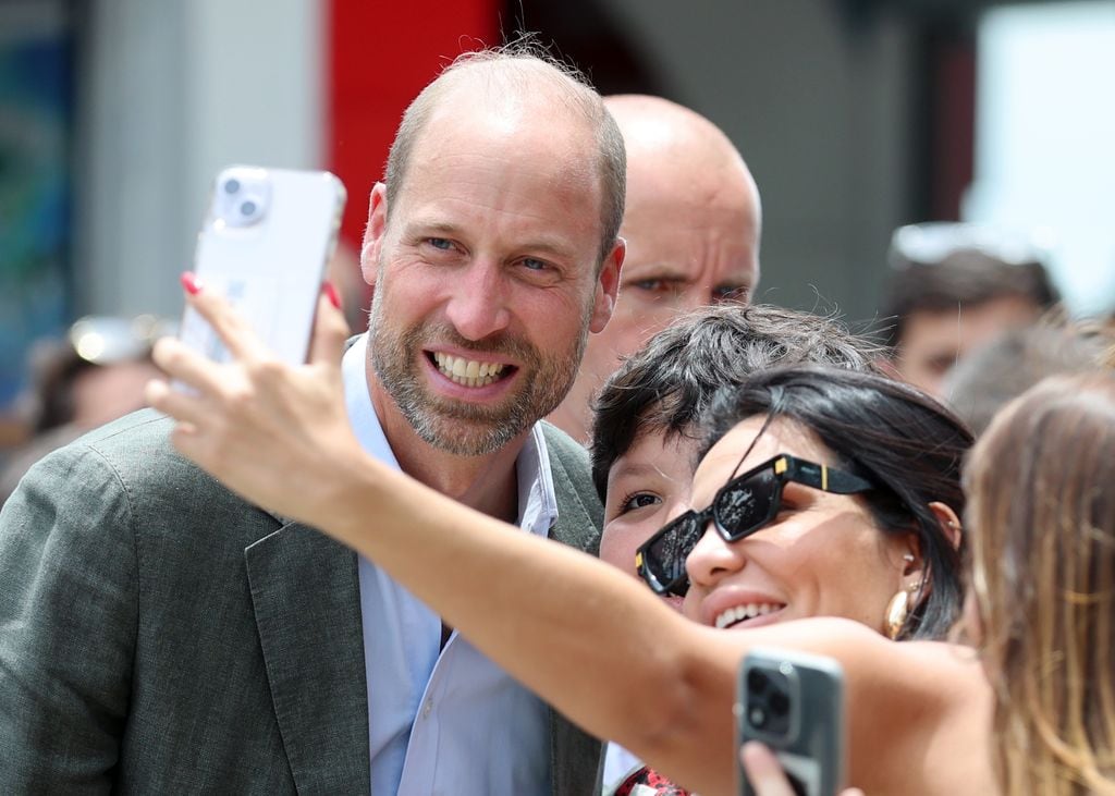 El príncipe se detuvo a hacerse selfis y a saludar