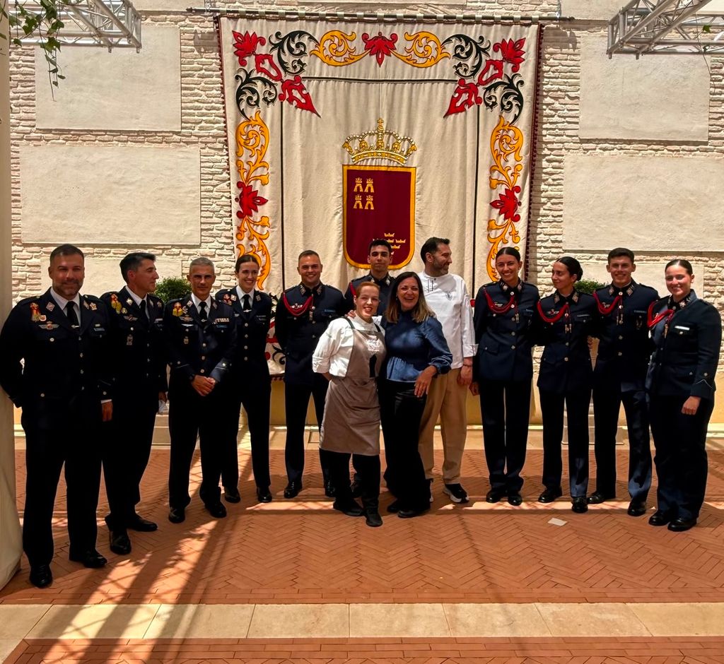 Compañeros de la Academia de San Javier de la princesa Leonor, en el acto de entrega de la Medalla de Oro. Local de Ensayo.
