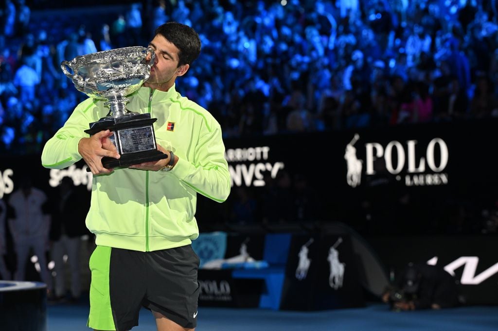 Carlos Alcaraz besa la copa tras conquistar el título