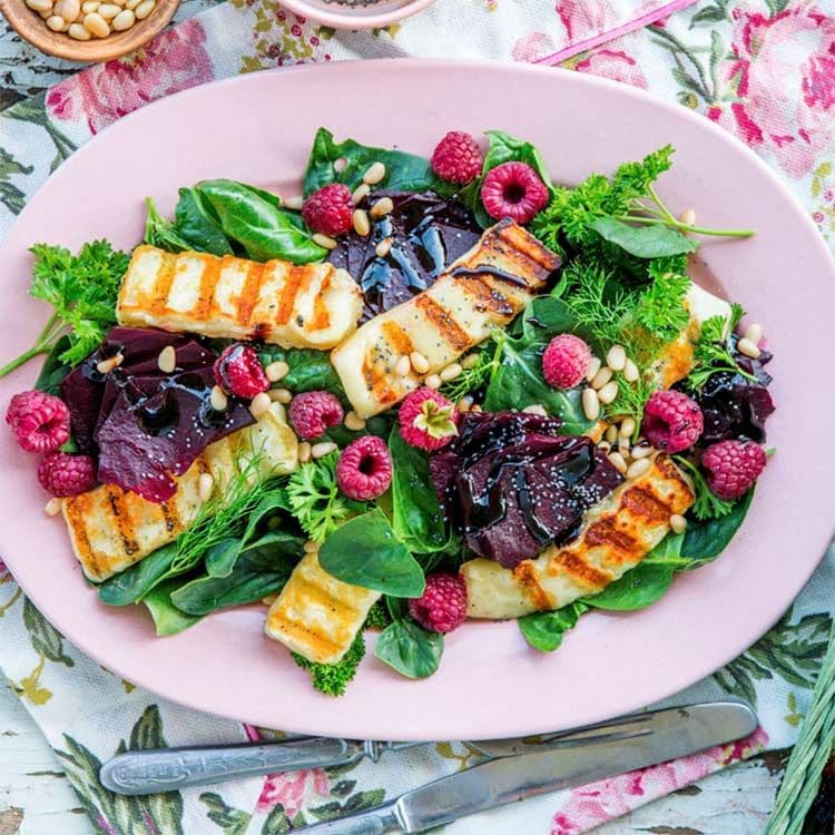 Ensalada de espinacas, queso 'provolone' y frambuesas