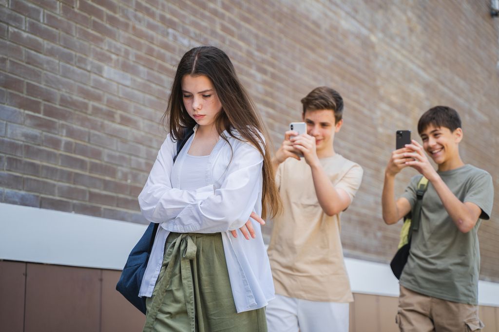 Adolescentes hacen fotos a una chica sin su consentimiento