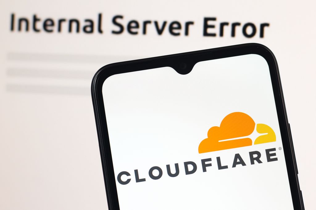 El logo de Cloudflare aparece en un móvil mientras se muestra un mensaje de “Internal Server Error”, una imagen que resume la caída global que dejó sin servicio a miles de webs y aplicaciones.