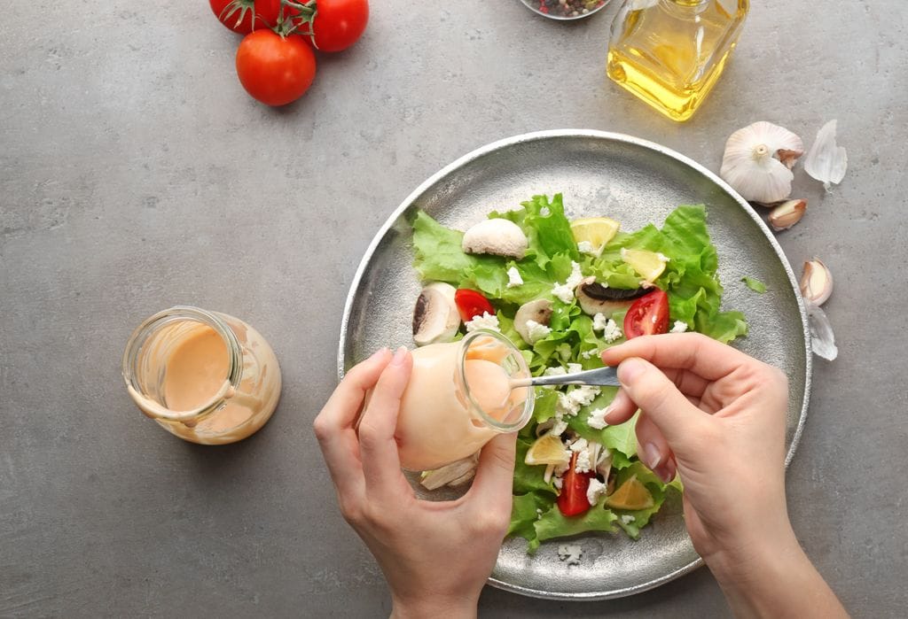 Ensalada con aliño de salsa rosa