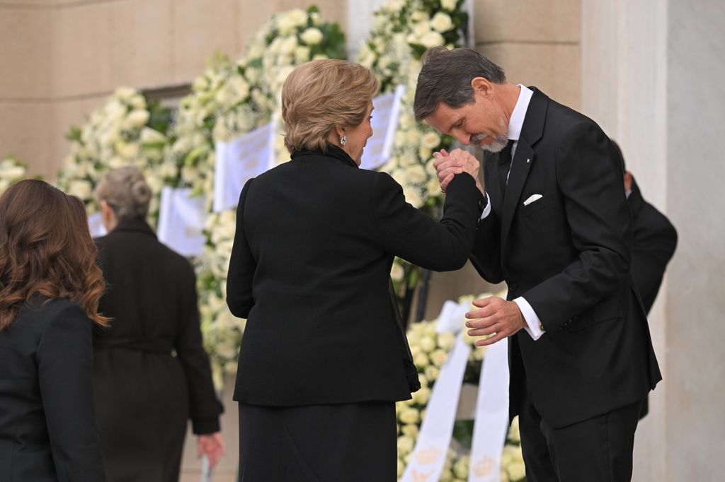 Pablo de Grecia saluda a su madre a la llegada de la Catedral 