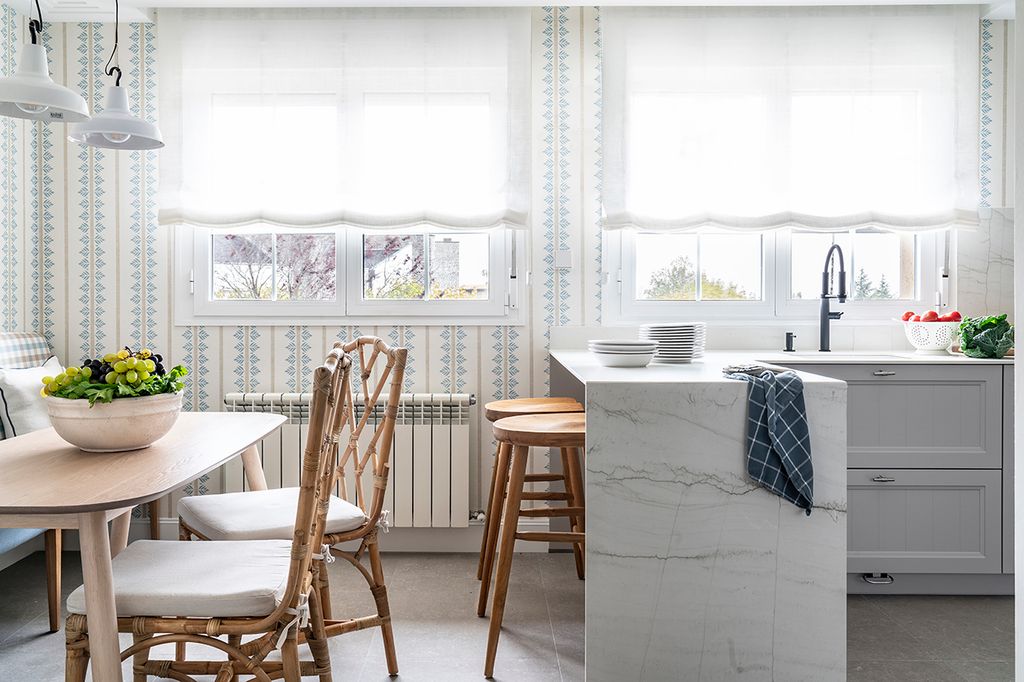 Cocina cuya península divide la zona de cocinar de la de tomar algo de forma distendida o comer 