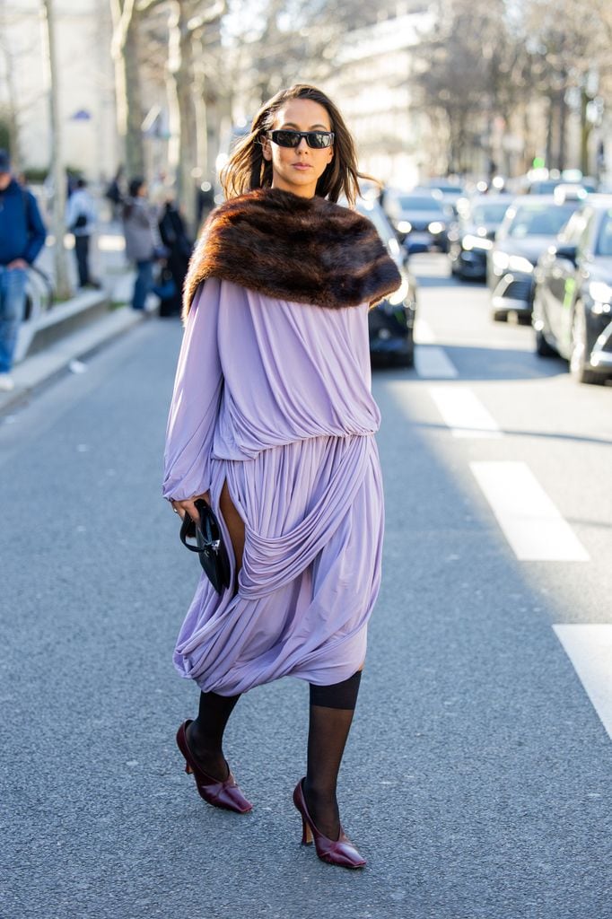 Hannah MW con vestido malva drapeado, zapatos de tacón y chal de piel en París