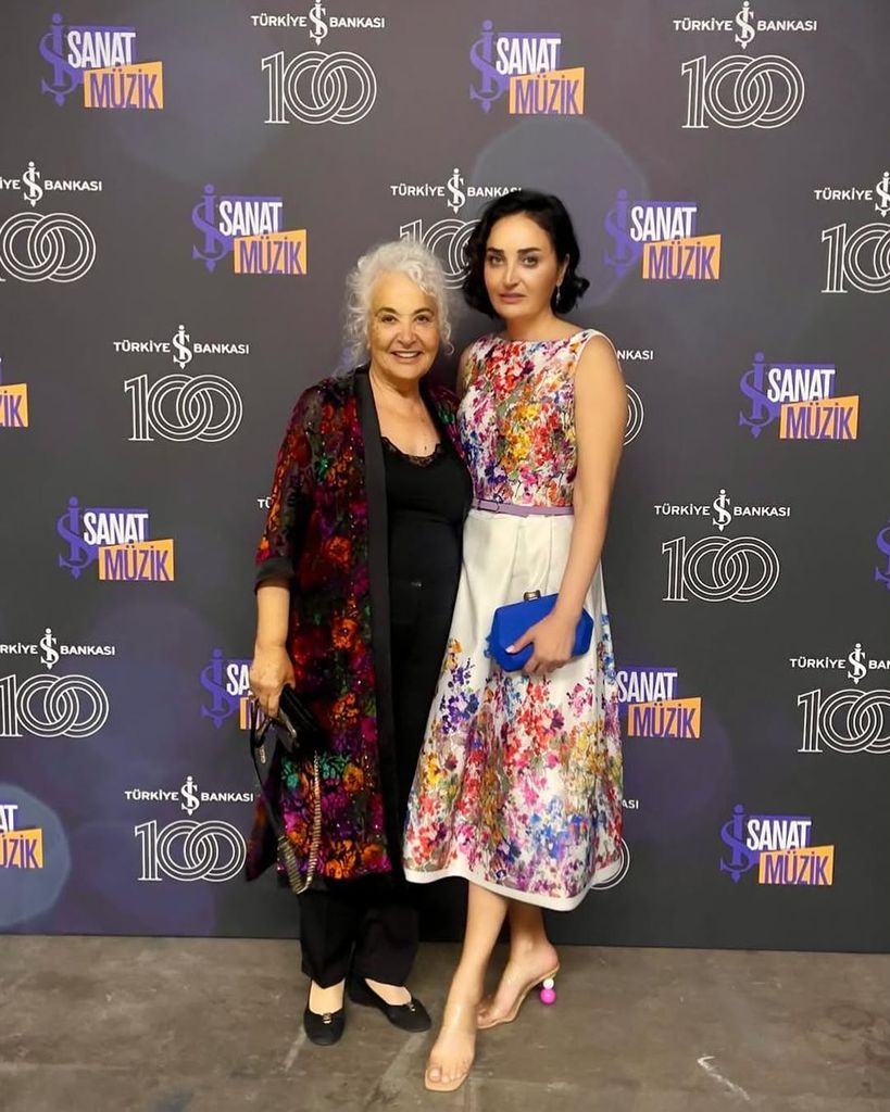 Su madre, Emel Göksu, ha sido uno de sus mayores apoyos durante su enfermedad