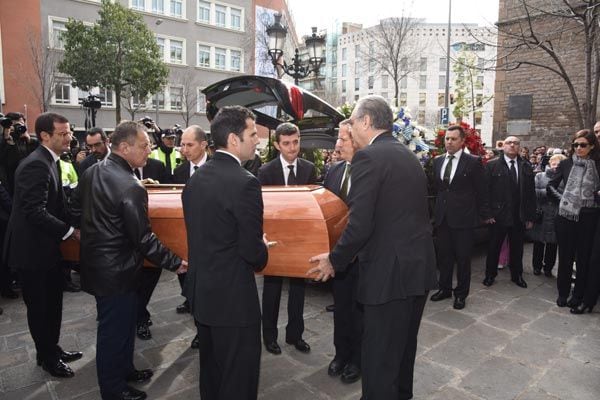 Los restos de José Manuel Lara Bosch llegaron a la iglesia seguidos de otros tres coches fúnebres llenos de coronas de flores 