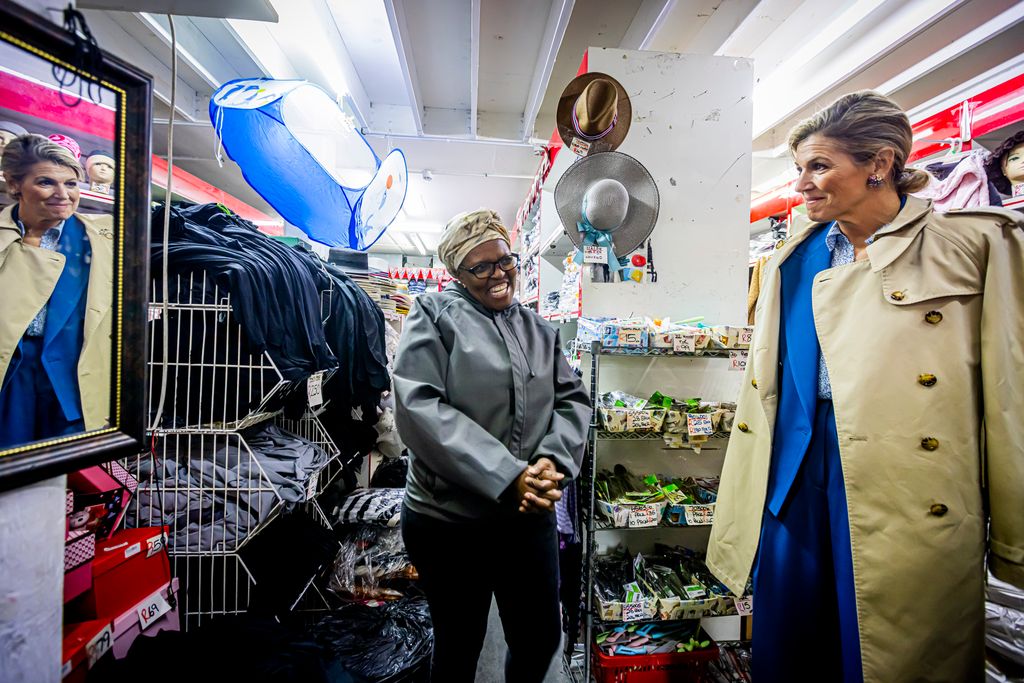 La reina Máxima luce un traje azul y gabardina en su viaje a Sudáfrica