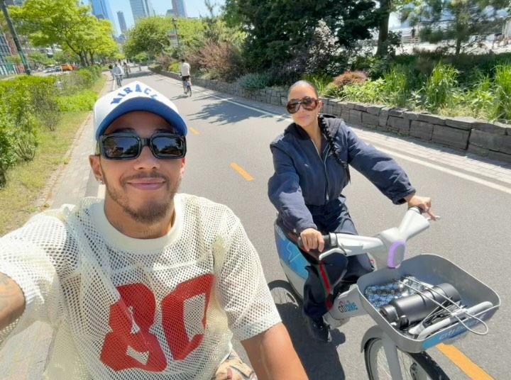 Kim Kardashian y Lewis Hamilton hace oficial su noviazgo con un divertido paseo en bicicleta