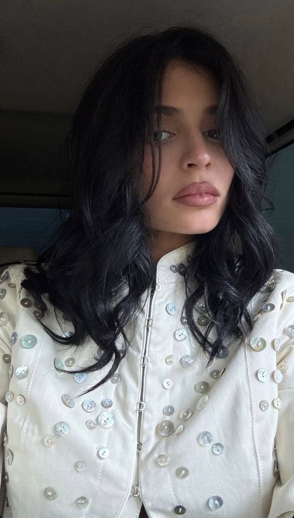 Kylie compartió una serie de fotos luciendo la chaqueta muy al estilo dosmilero.