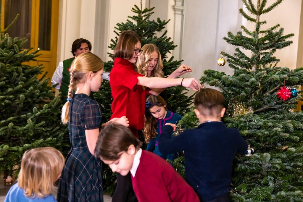 LA REINA SILVIA DE SUECIA DECORA ARBOL DE NAVIDAD JUNTO A SUS NIETOS