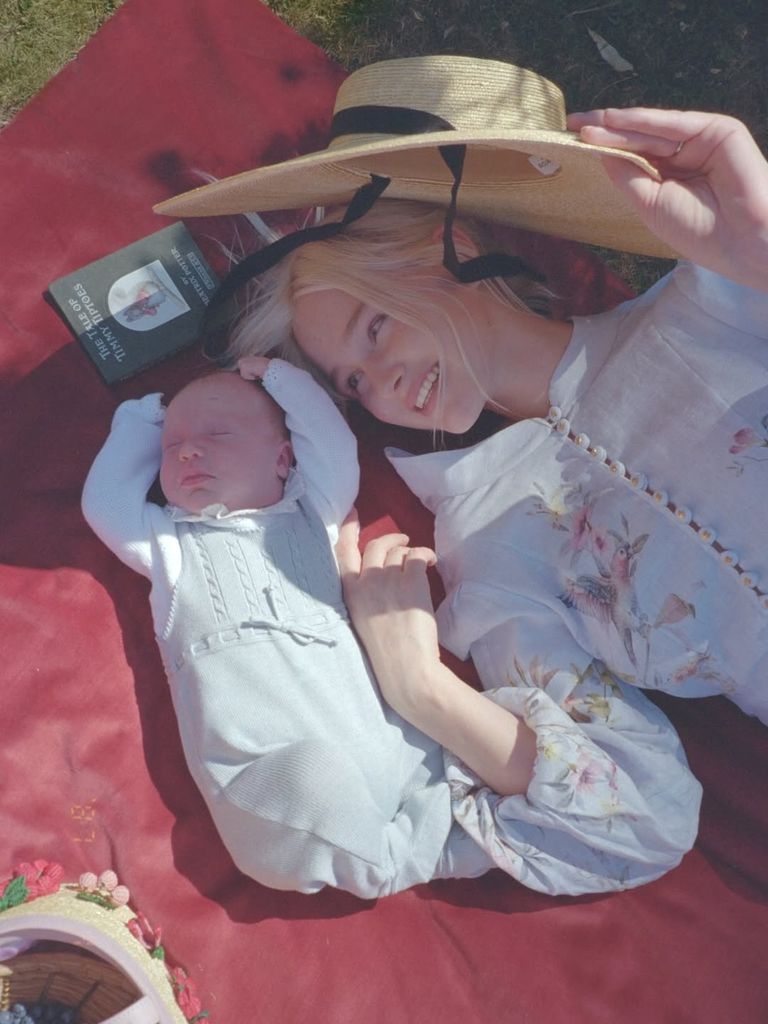 Lara Cosima compartió tiernas fotos junto a su bebé.