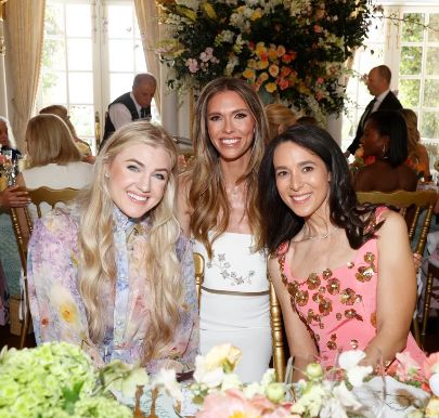 La novia, con sus invitadas