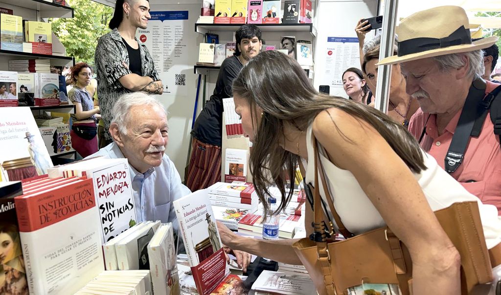 La reina Letizia en la Feria del Libro de Madrid