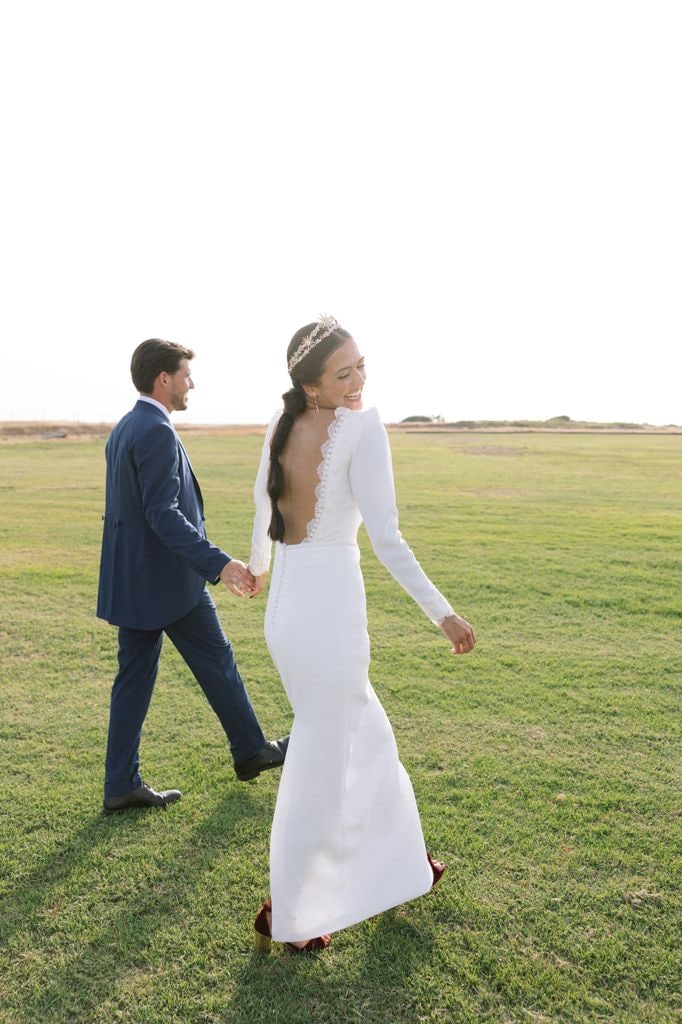 Vestido de novia viral con escote en la espalda