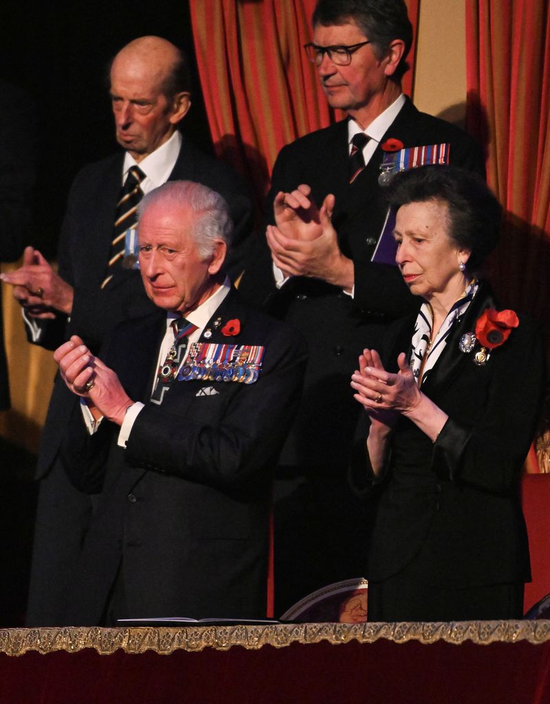 Plano medio del Rey Carlos III y Ana de Inglaterra en el concierto del Día del Recuerdo