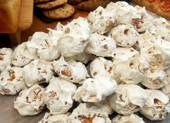 Las rosquillas de Santa Clara están coronadas por un merengue blanco seco que aporta dulzura y una textura crujiente y delicada.
