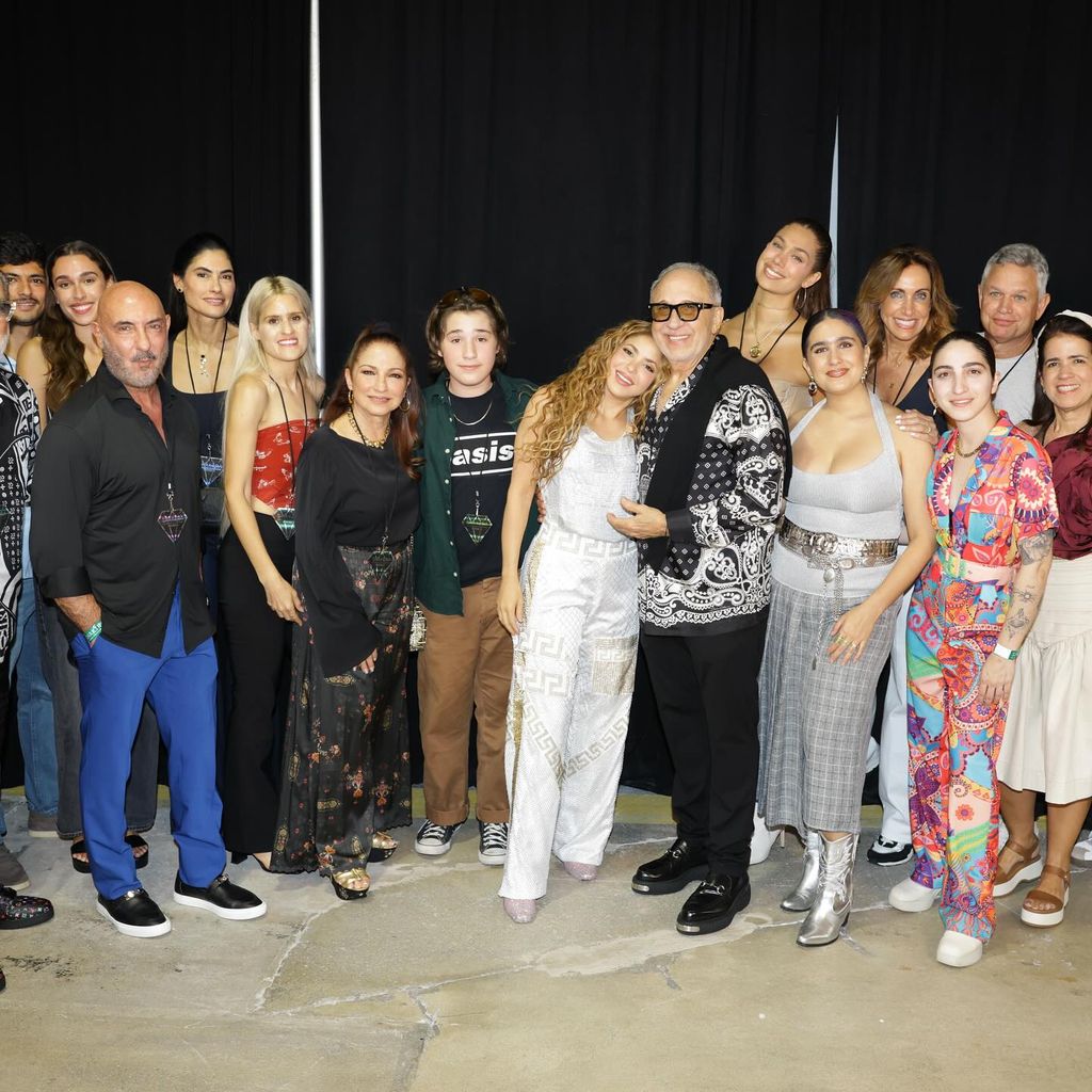 Lili, Gloria, Emilio Estefan y más integrantes de la dinastía con Shakira.