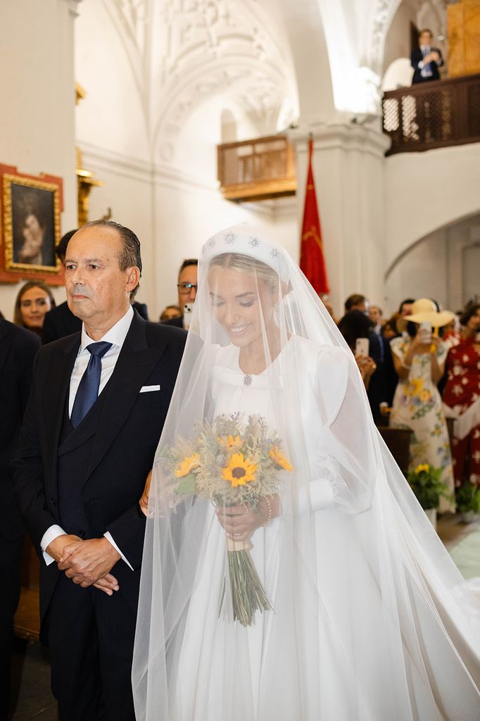 Paloma, caminando hacia el altar del brazo de su padre