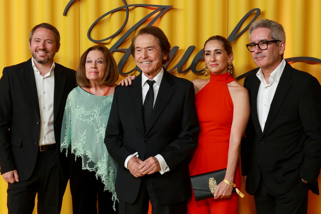 El matrimonio con sus tres hijos, Manuel, Alejandra y Jacobo Martos