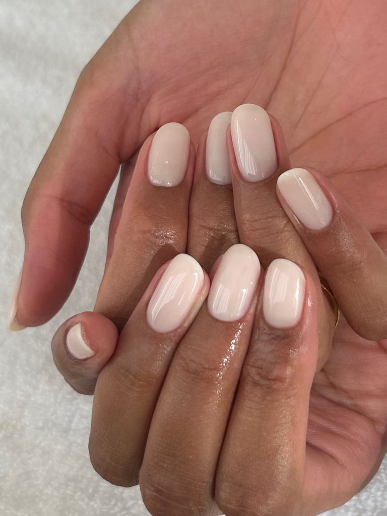 Primer plano de manos con manicura blanca