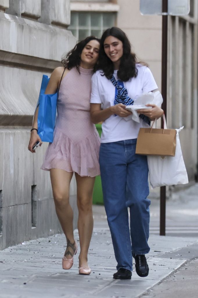 Rosalía y Loli Bahia fueron vistas paseando juntas por las calles de París