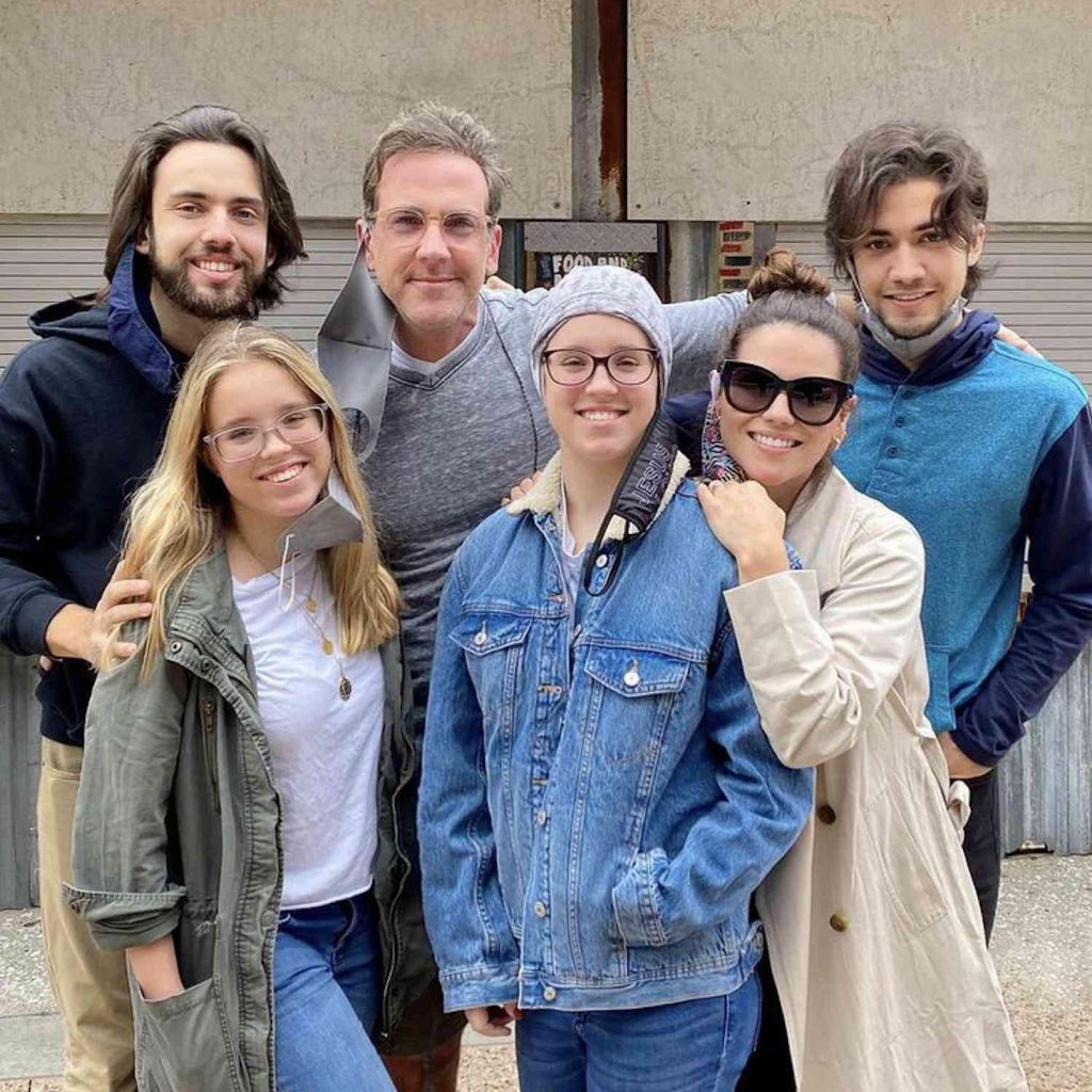 Carlos Ponce con sus cuatro hijos, posando junto a Karina Banda, su actual esposa.