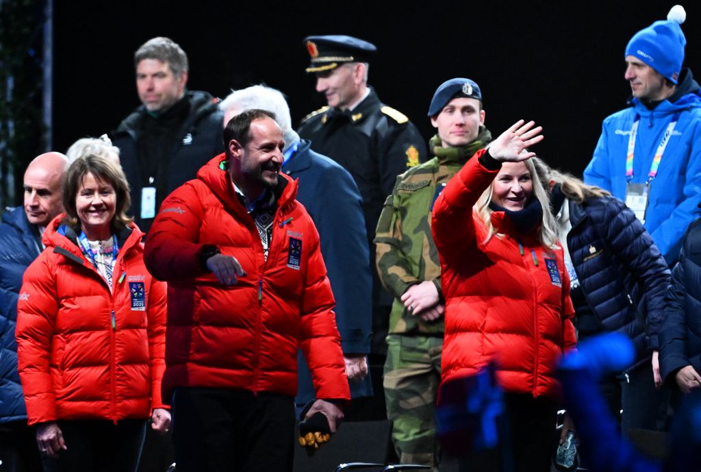 Haakon de Noruega y Mette-Marit de Noruega en el campeonato de Esquí de 2025
