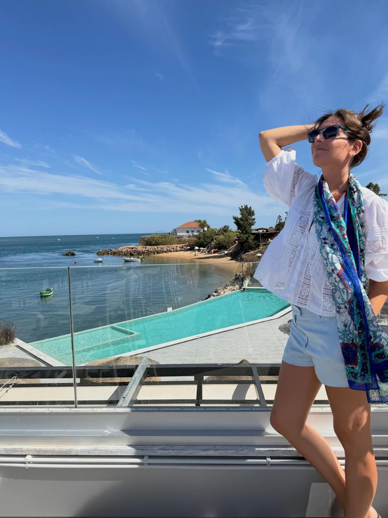 Lourdes Montes con look de verano en la playa.