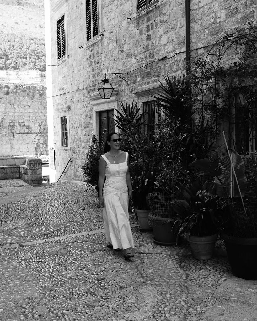 Tamara Falcó en Dubrovnik con un vestido blanco de algodón de tirantes perfecto para el verano, 2026.