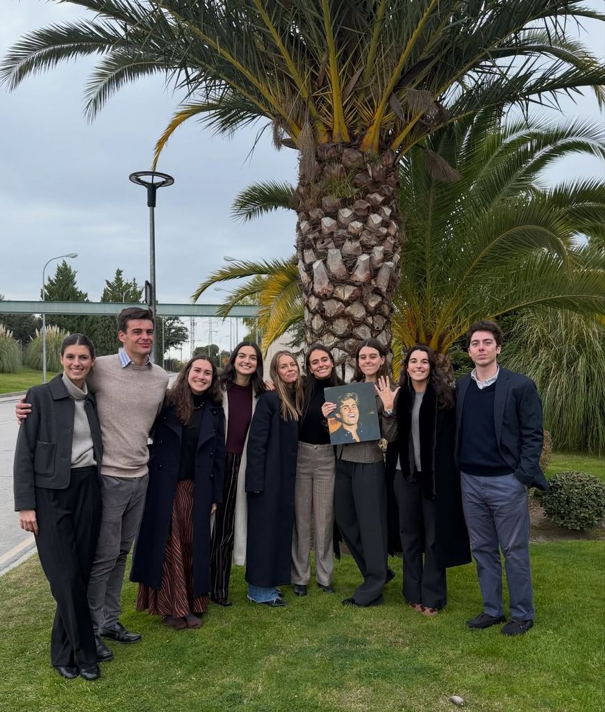 Manuela arropada por amigos, muestra una imagen de Pedro