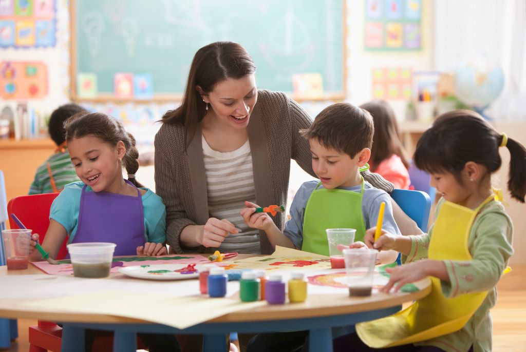 Maestra con sus alumnos en clase