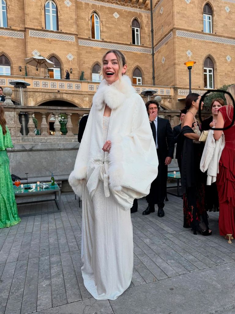 Eugenia de York, al fondo de la imagen entre los invitados