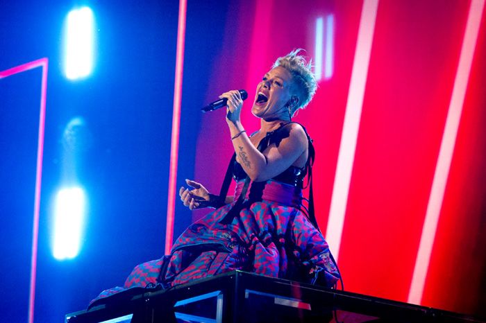 Pink en una de sus actuaciones