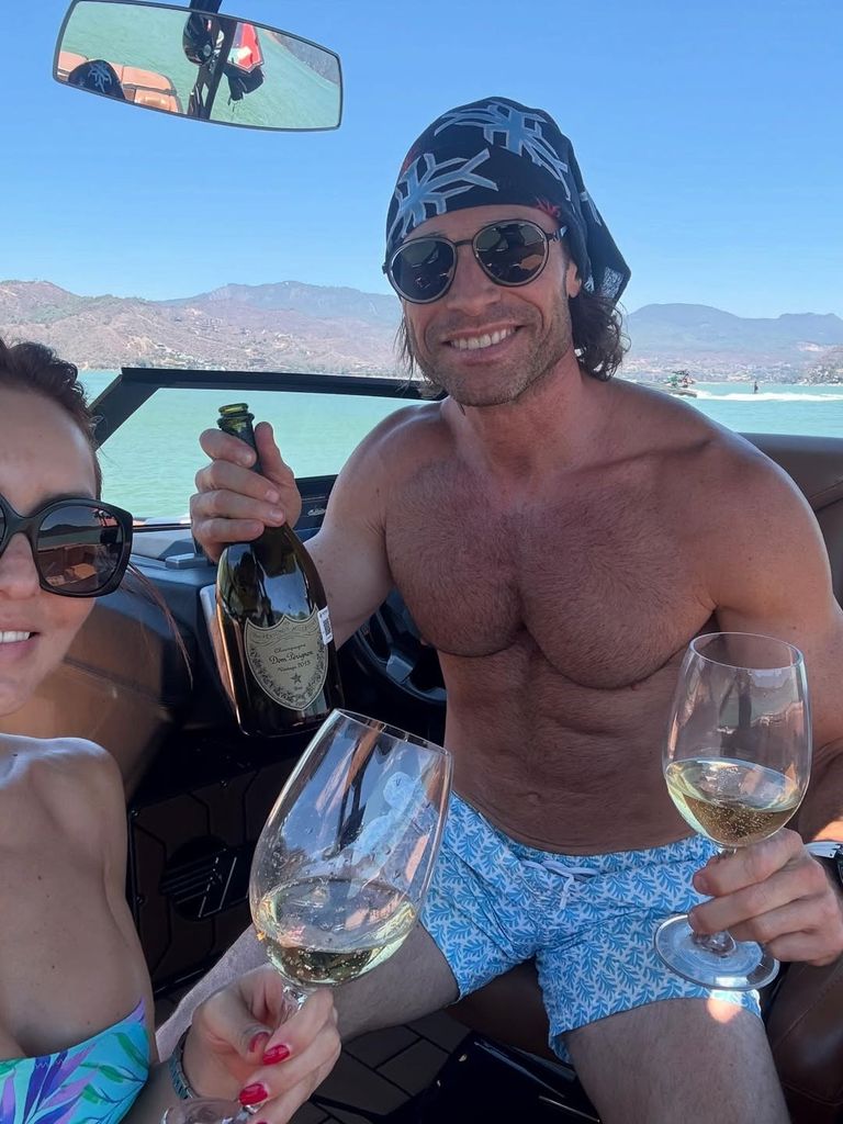 La pareja recibió de sus fans una botella de champagne.