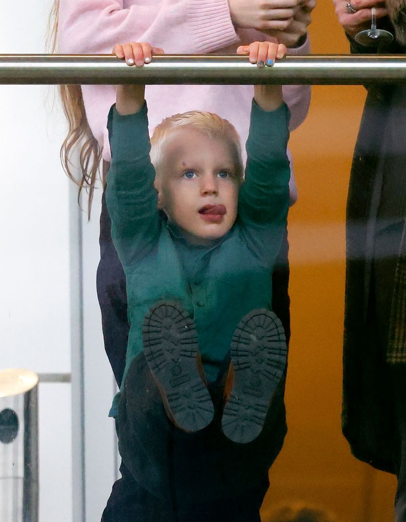 Lucas Tindall, hijo menor de Zara Tindall en el hipódromo