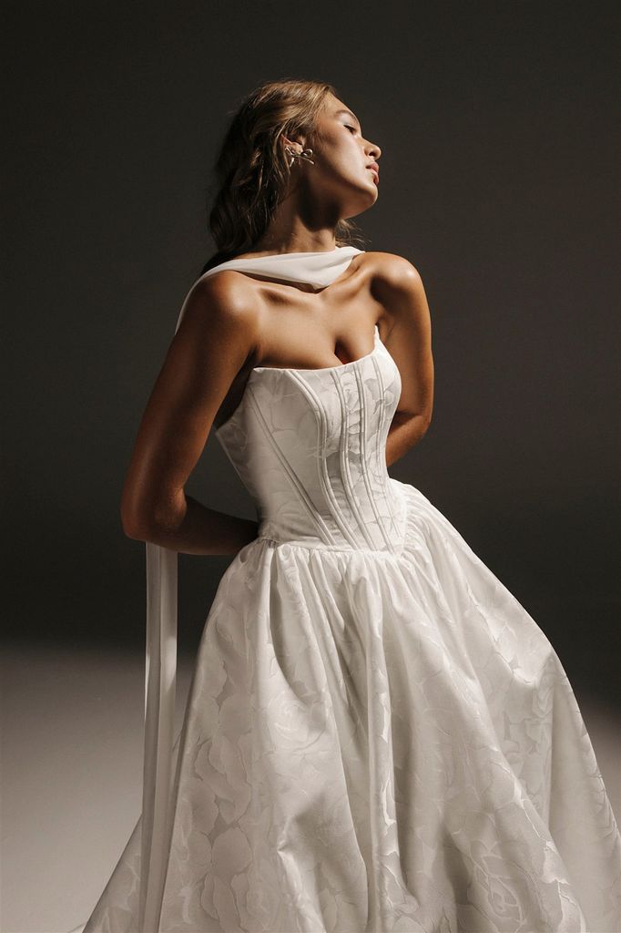 Los corsets y detalles florales son solo algunos de los elementos que asociamos con el romance.