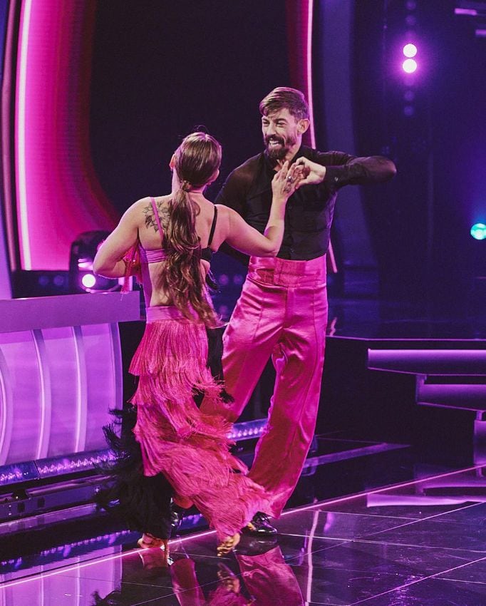 Adrián Lastra además de de interpretar canta y baila