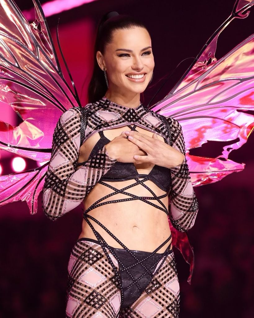 Adriana Lima con un estilismo de Victoria's Secret 