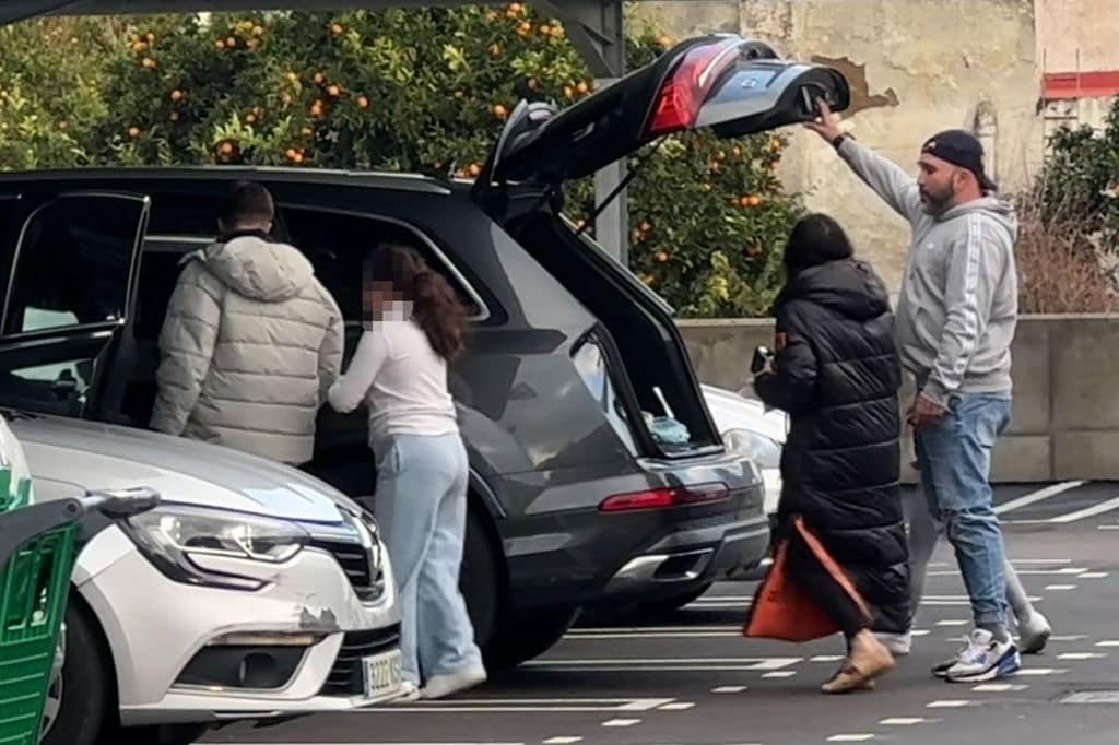Kiko Rivera sale del supermercado junto a sus hijos y Lola Garcí­a a 30 de enero de 2026 en Sevilla (España) 