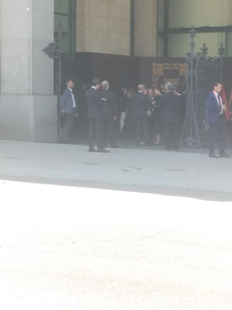 José Luis Martínez Almeida y su mujer, Teresa Urquijo, despiden a su Santidad