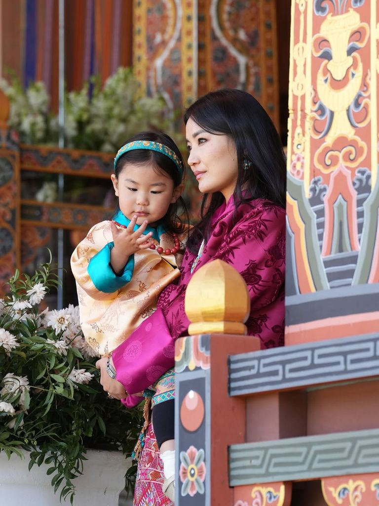 La reina Jetsum Pema con su tercera hija
