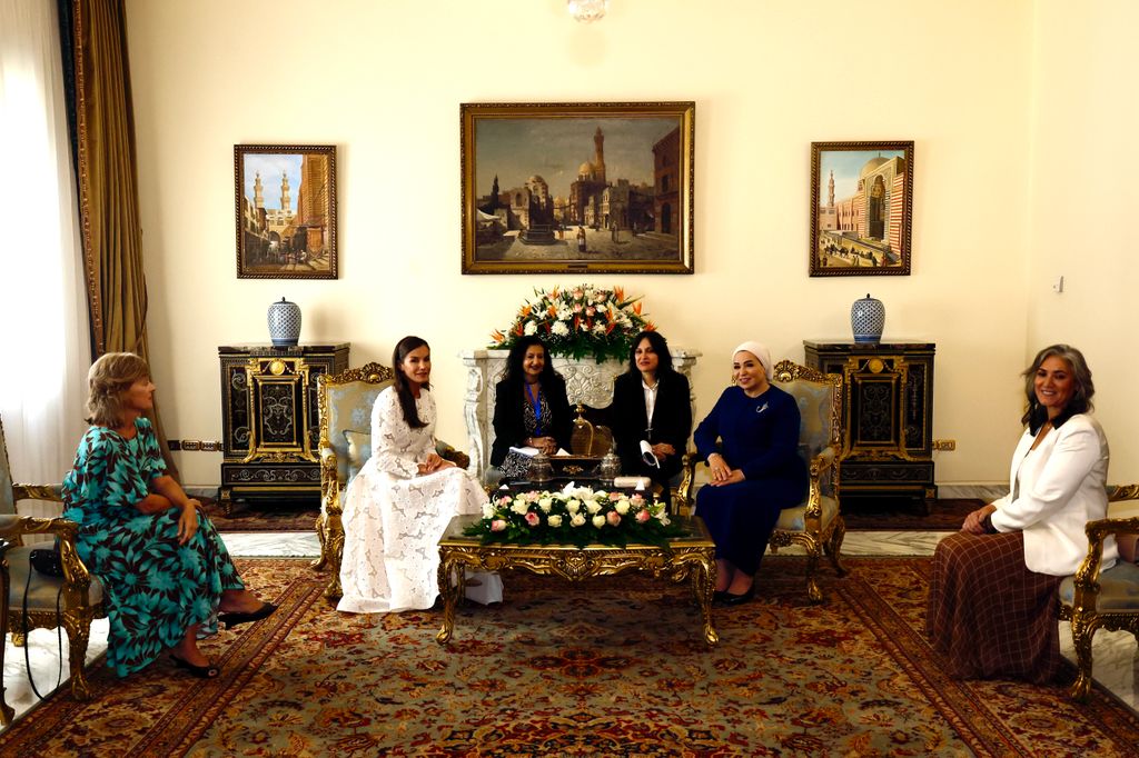 La reina Letizia, en su encuentro con la primera dama de Egipto